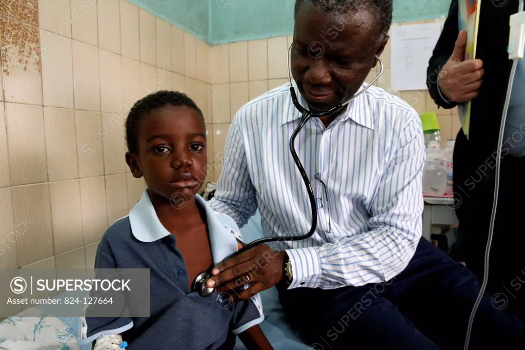 Libreville Hospital. Sick child. Consultation.