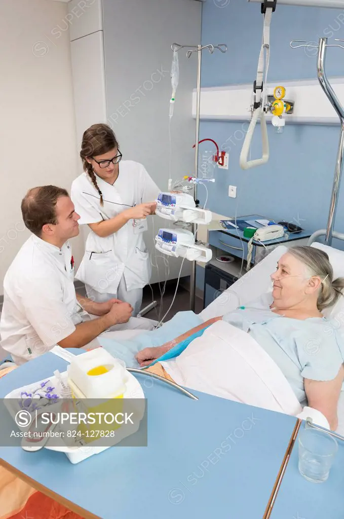 Reportage in the multidisciplinary care service in Saint-Vincent de Paul hospital in Lille, France. A nurse supervises a student nurse with a patient ...