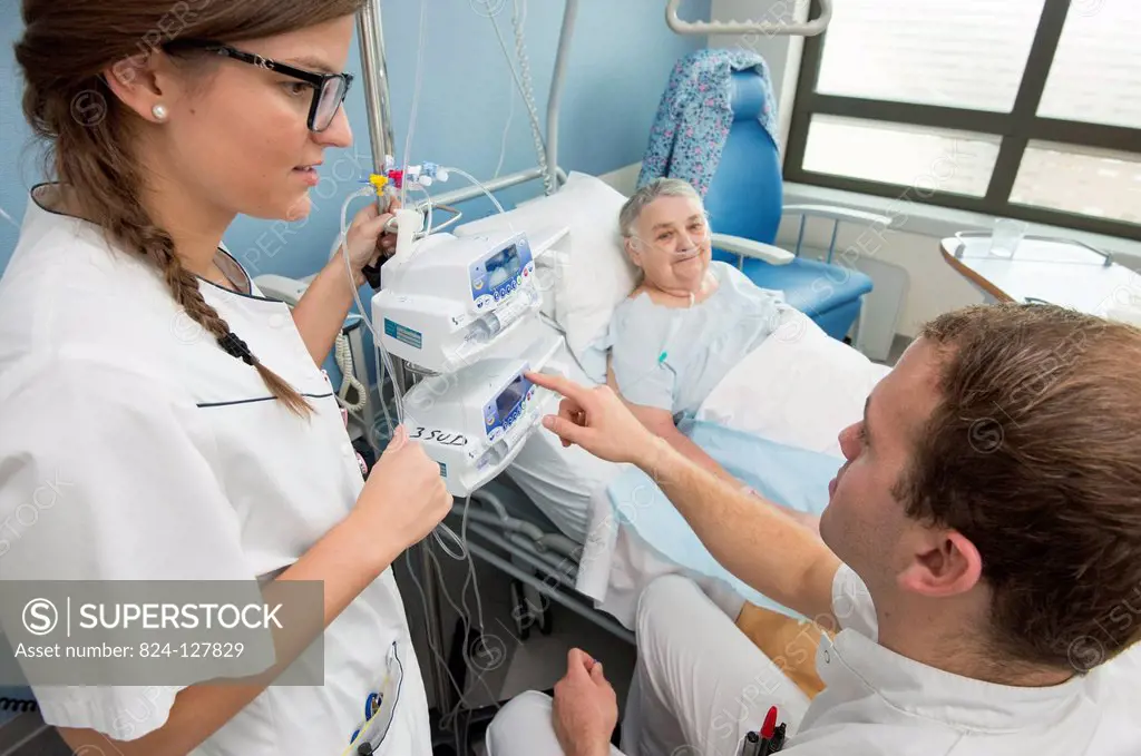 Reportage in the multidisciplinary care service in Saint-Vincent de Paul hospital in Lille, France. A nurse supervises a student nurse with a patient ...