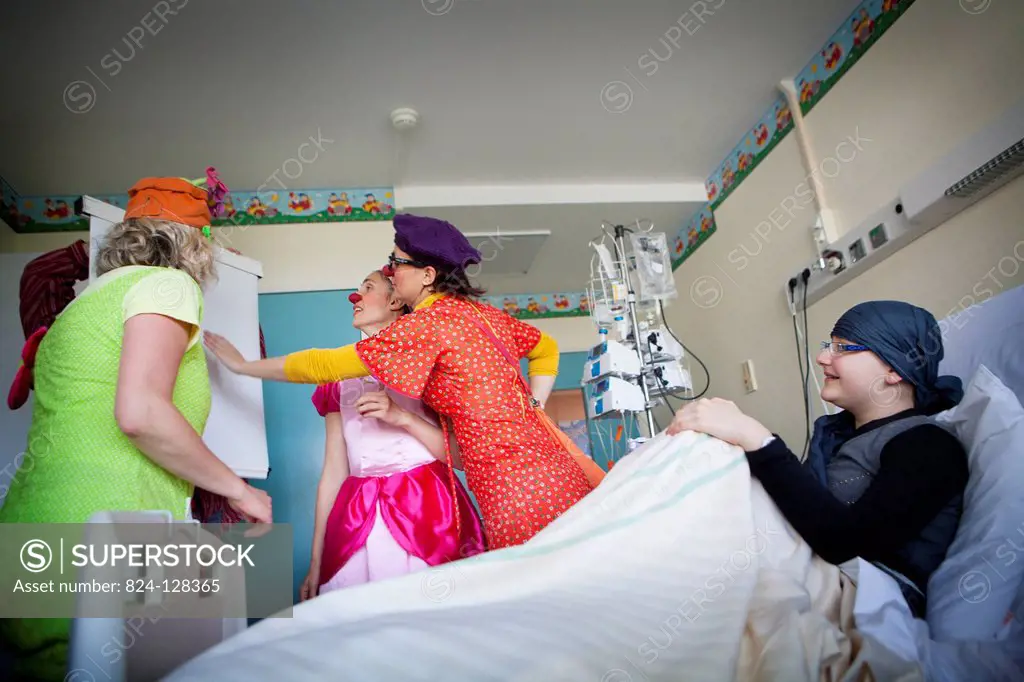 Reportage on the « Clowns of Hope » charity, who offer its services in the Department of Pediatric Hematology in Jeanne de Flandre hospital in Lille, ...