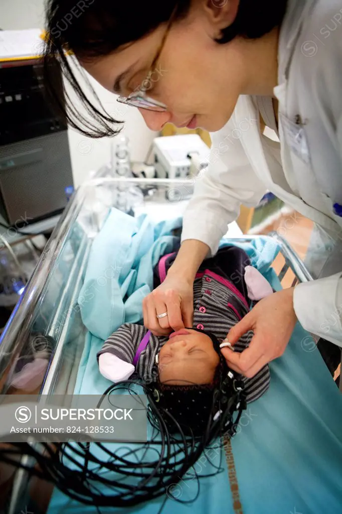Reportage on the Baby Lab research team at Paris Descartes University. This unit studies early perception of speech and the ability of new-borns to l...