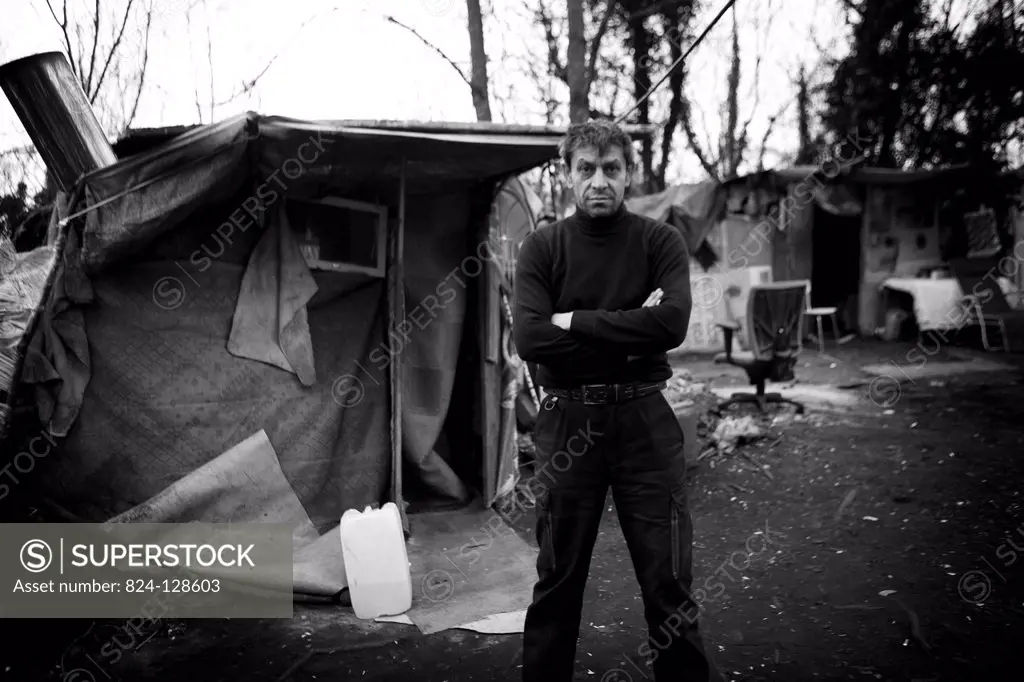 Reportage in a Romani camp in a Paris suburb.