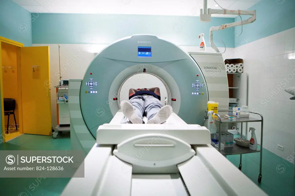 Reportage in a hospital. MRI scan.