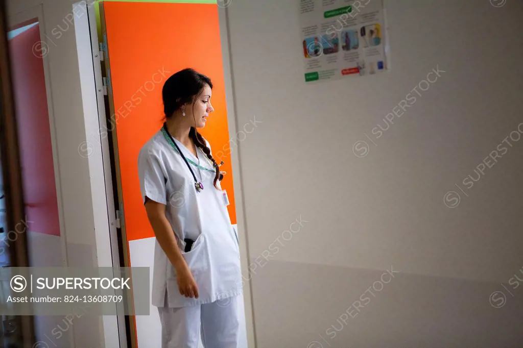 Reportage in the pediatric emergency unit in a hospital in Haute-Savoie, France. A pediatric doctor.