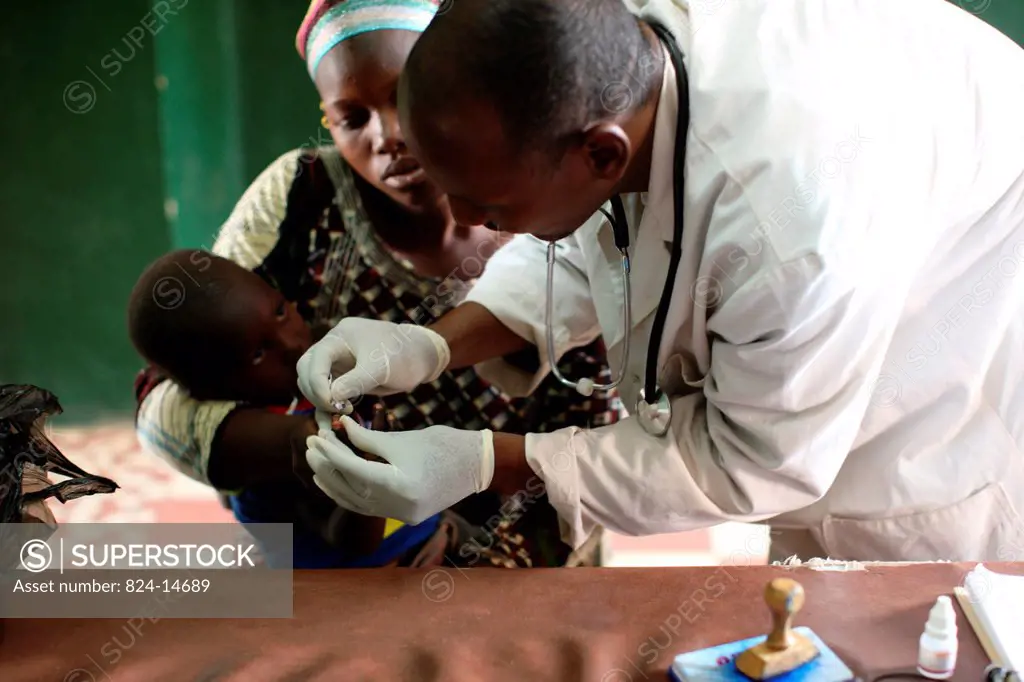 Photo essay in a free clinic in Mali. Blood test to diagnose malaria. WHO, UNICEF.