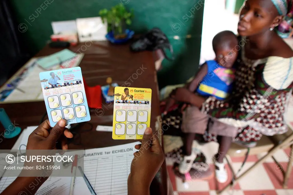 Photo essay in a free clinic in Mali. Treatment of malaria. WHO, UNICEF.