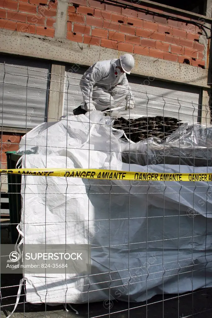 Specialized company in charge of the asbestos removal from an old factory before its demolition.