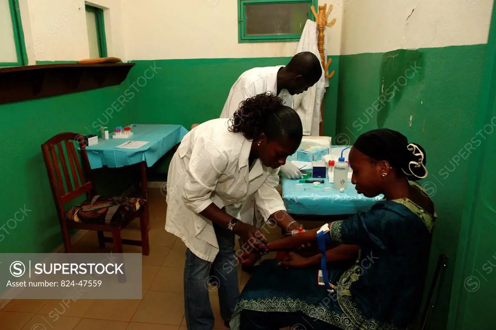 Photo essay in a free clinic in Mali. Blood sampling.