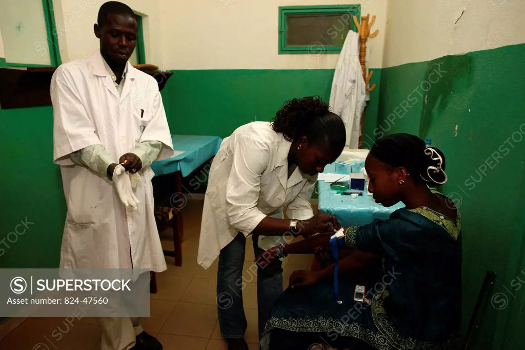 Photo essay in a free clinic in Mali. Blood sampling.