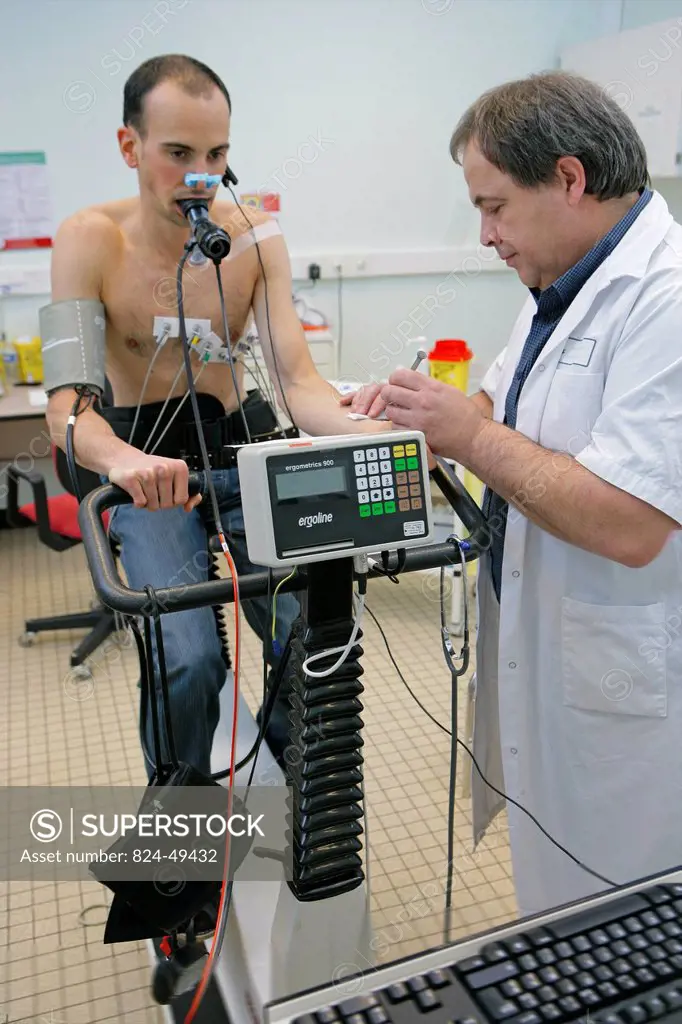 Photo essay at Caen hospital in France. Pulmonary function testing: exercise test. A Blood sample is collected in the radial artery, at the top of the...