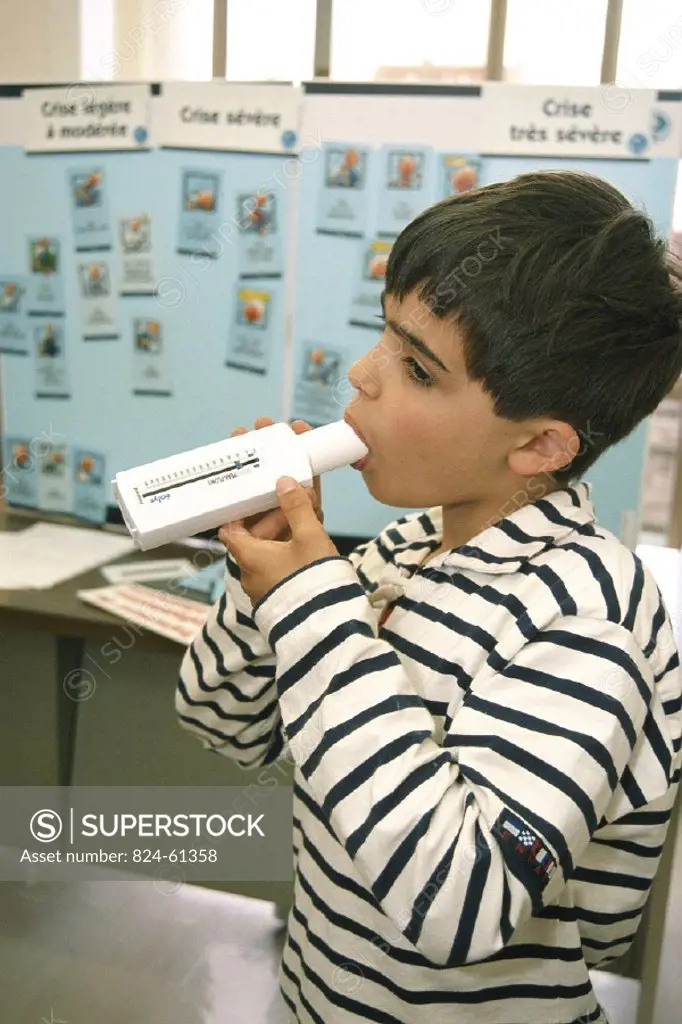 BREATHING, SPIROMETRY IN A CHILD<BR>Photo essay.<BR>Asthma patient education, Pneumology Department.