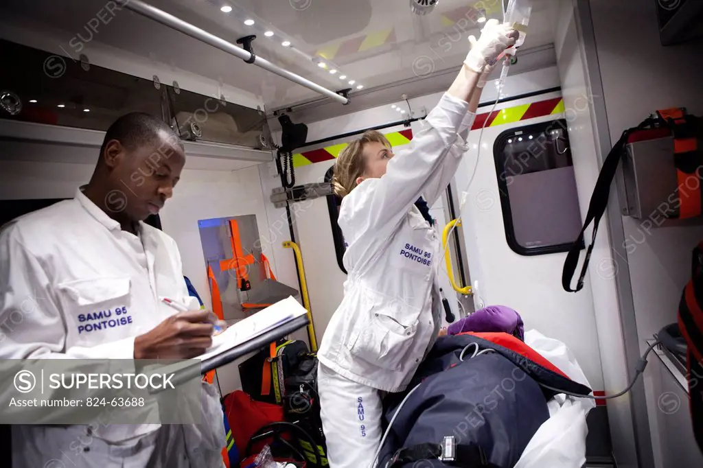 Photo essay with an Emergency Medical Service team of Pontoise hospital France. Intervention on a pregnant woman.