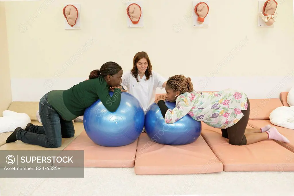 Photo essay at the maternity of Rouen hospital in France. Antenatal class.