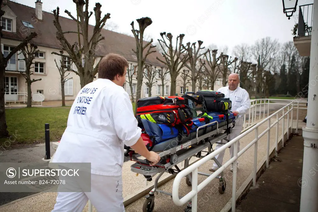 Photo essay with an Emergency Medical Service team of Pontoise hospital France.