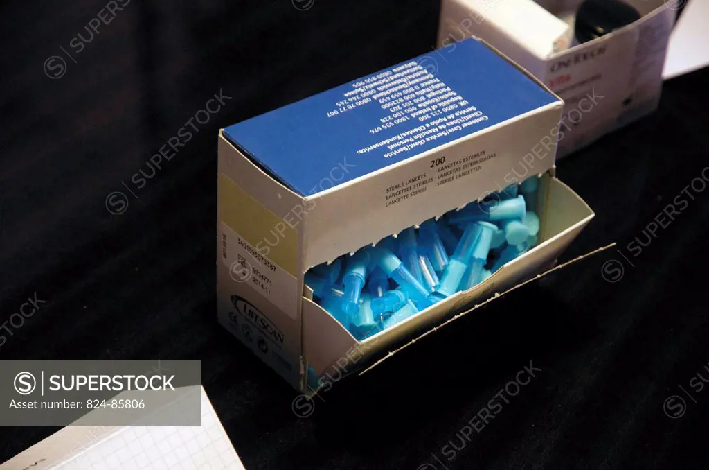 Therapeutic education workshop for people with diabetes. Box of lancets.