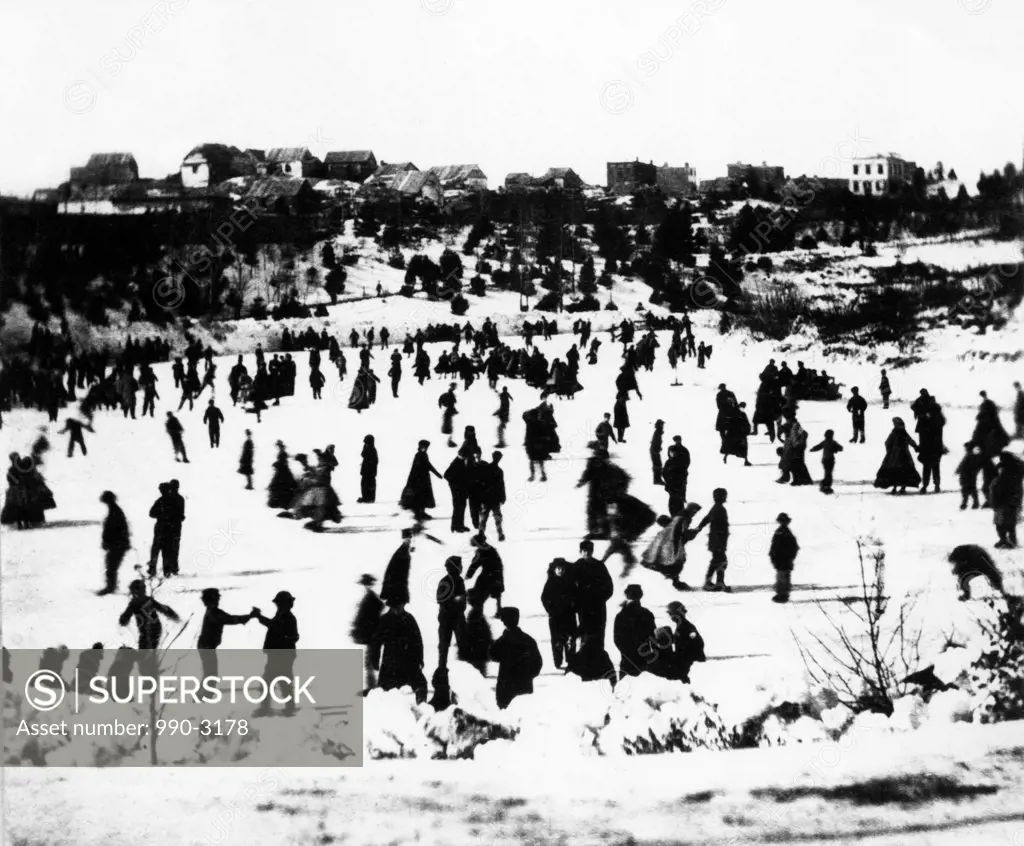 USA, New York State, New York City, Manhattan, Central Park, people on ice rink